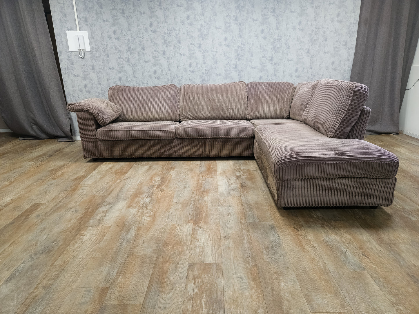 Mooi Taupe Ribstof Hoekbank - BanxteL - 2dehandse Bankstellen