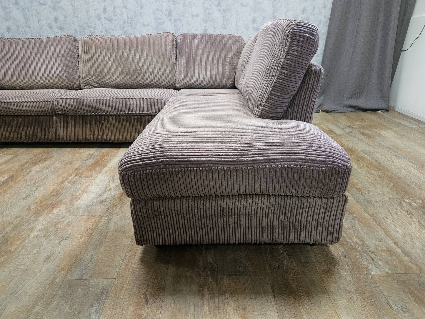 Mooi Taupe Ribstof Hoekbank - BanxteL - 2dehandse Bankstellen