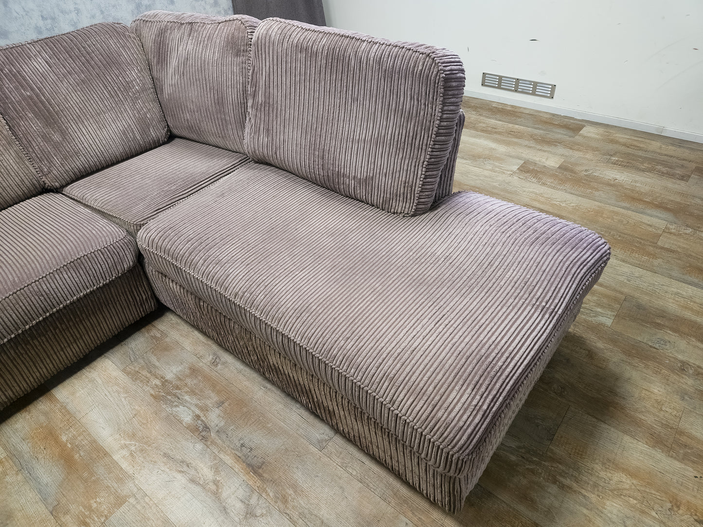 Mooi Taupe Ribstof Hoekbank - BanxteL - 2dehandse Bankstellen