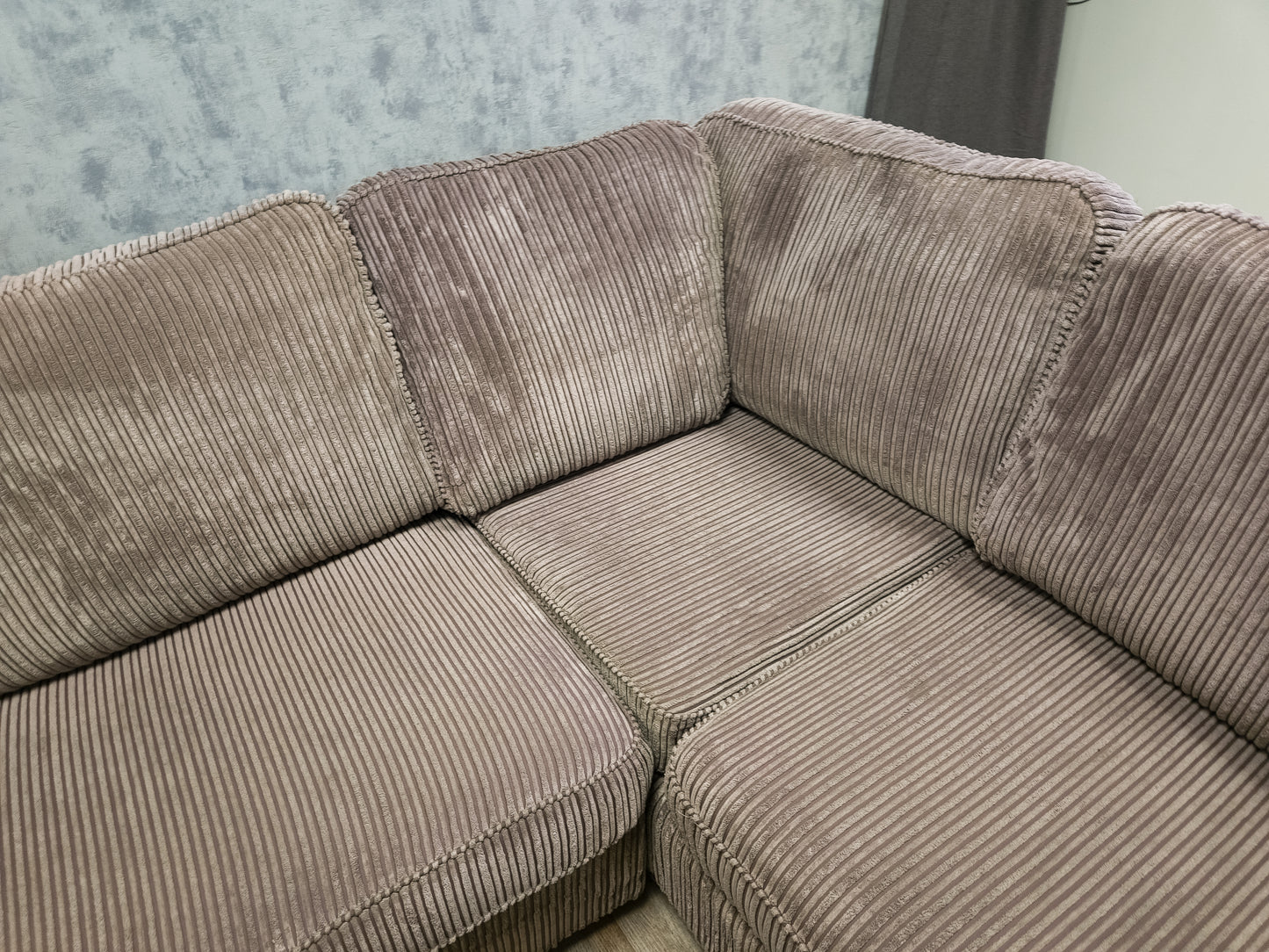 Mooi Taupe Ribstof Hoekbank - BanxteL - 2dehandse Bankstellen