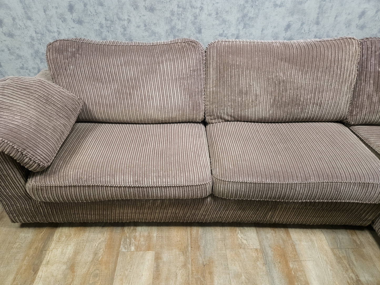 Mooi Taupe Ribstof Hoekbank - BanxteL - 2dehandse Bankstellen
