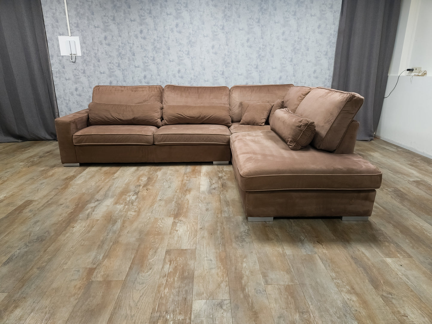 Mooi Groot Taupe Velvet Hoekbank - BanxteL - 2dehandse Bankstellen