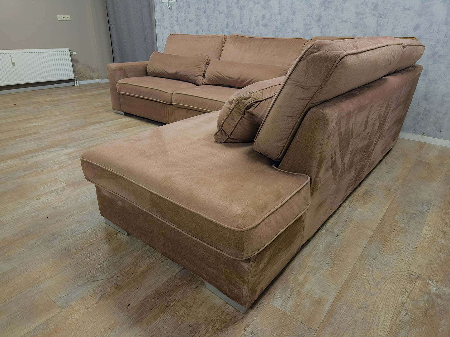 Mooi Groot Taupe Velvet Hoekbank - BanxteL - 2dehandse Bankstellen