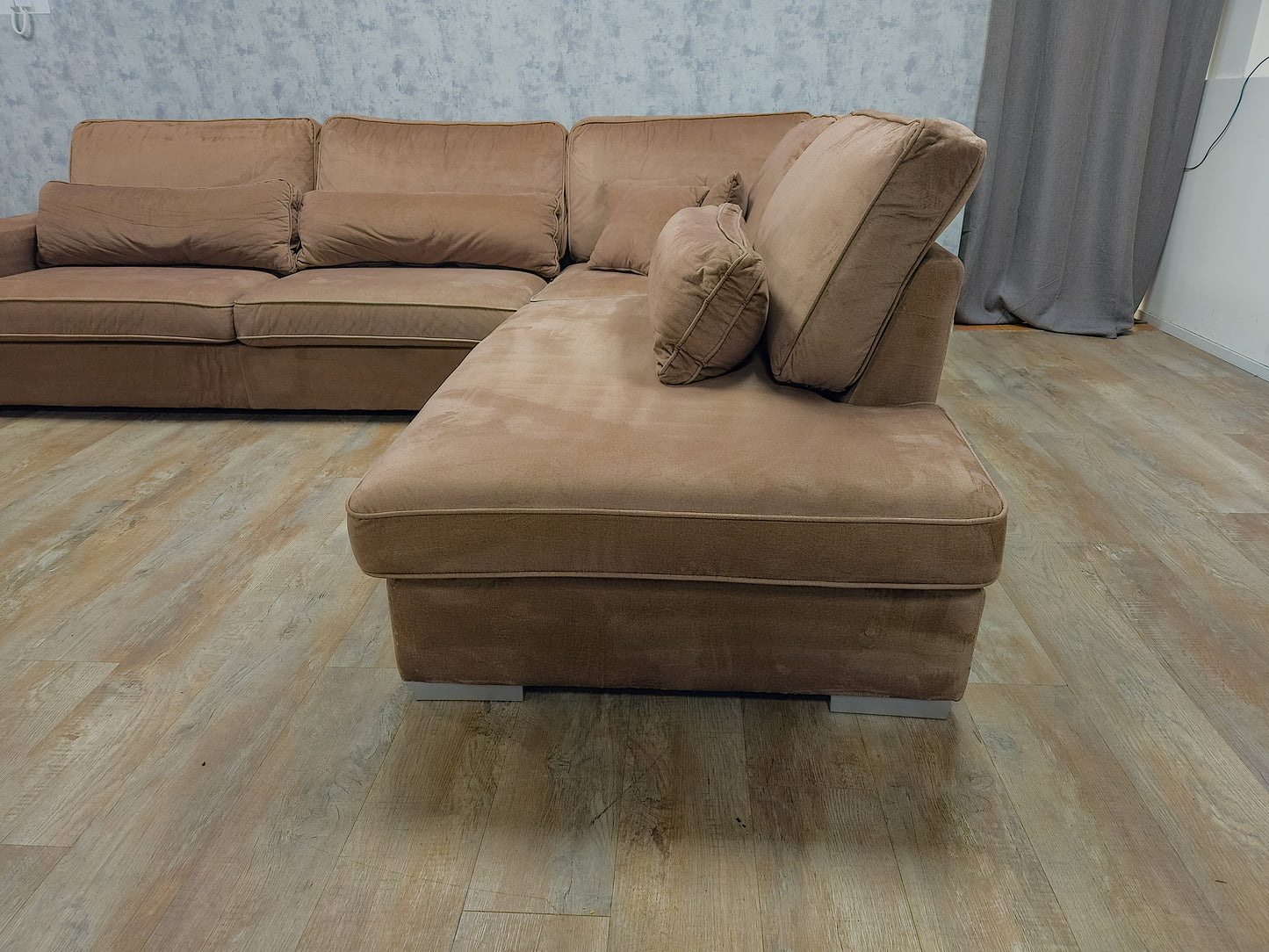 Mooi Groot Taupe Velvet Hoekbank - BanxteL - 2dehandse Bankstellen