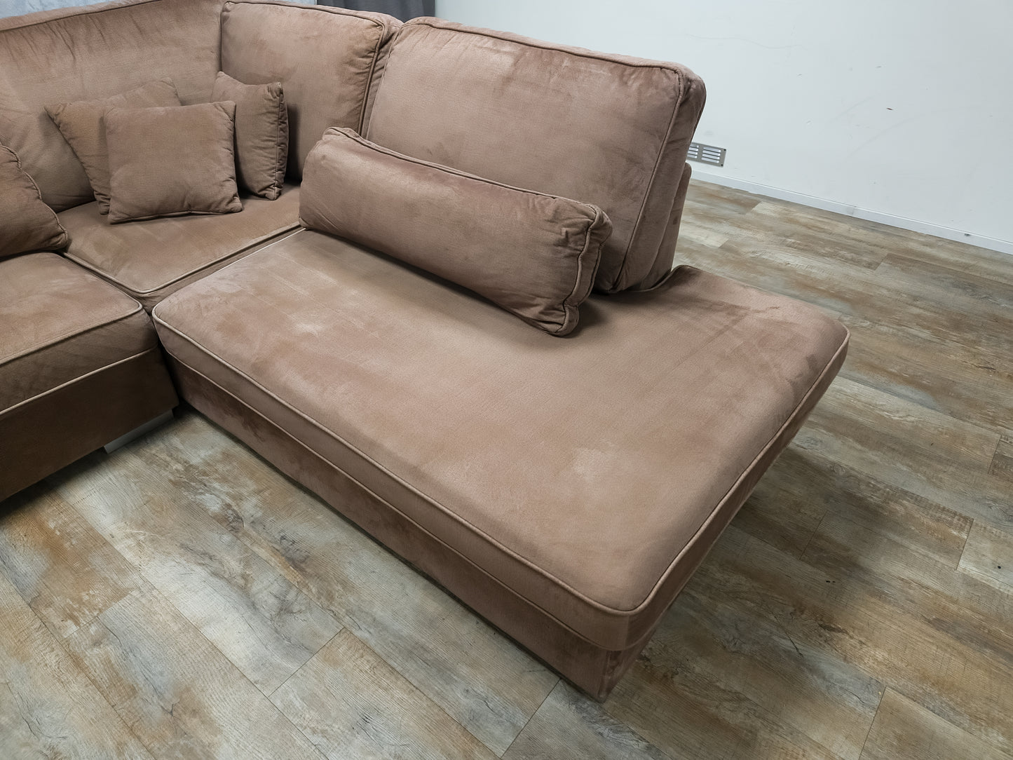 Mooi Groot Taupe Velvet Hoekbank - BanxteL - 2dehandse Bankstellen
