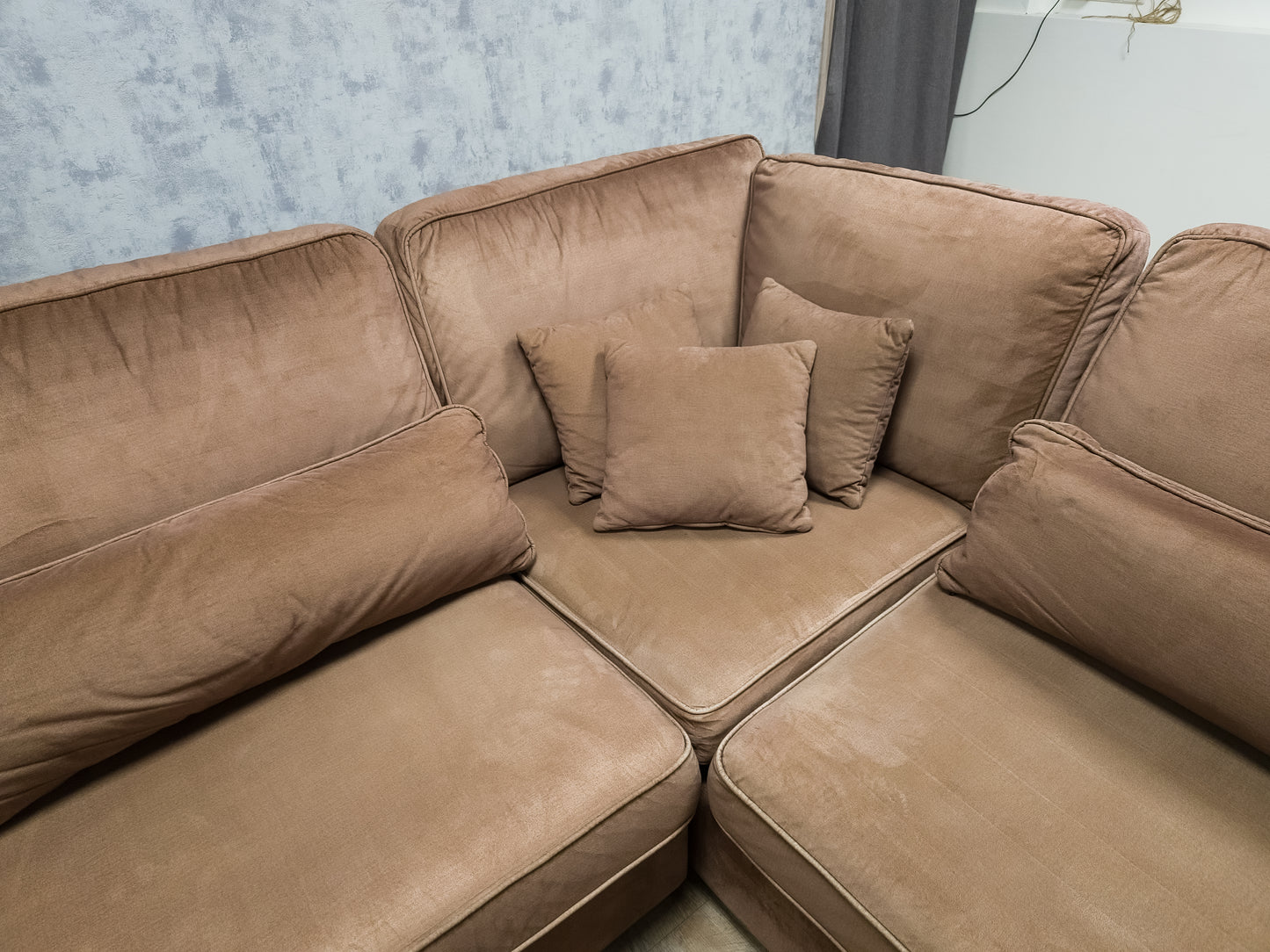 Mooi Groot Taupe Velvet Hoekbank - BanxteL - 2dehandse Bankstellen