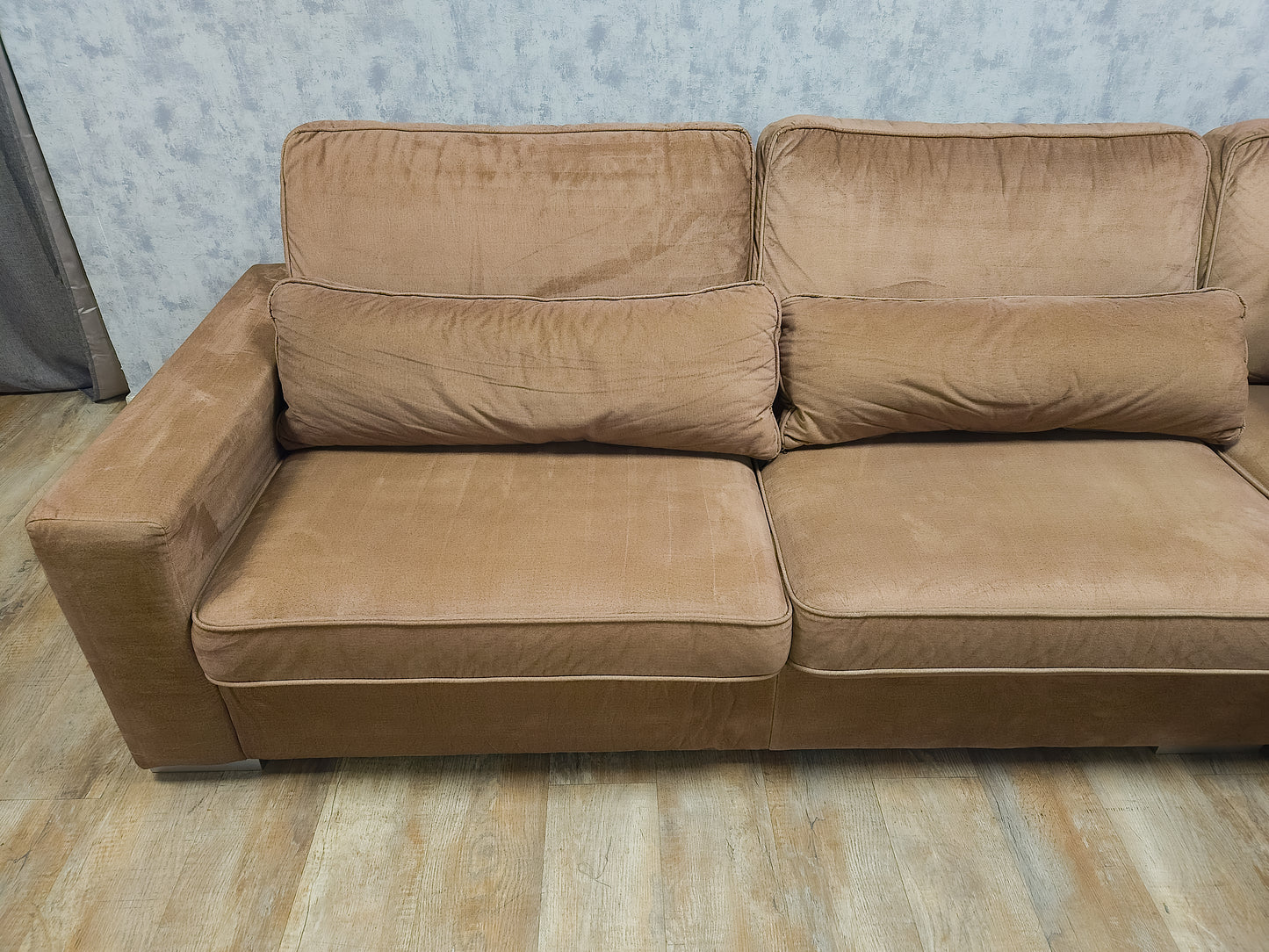 Mooi Groot Taupe Velvet Hoekbank - BanxteL - 2dehandse Bankstellen