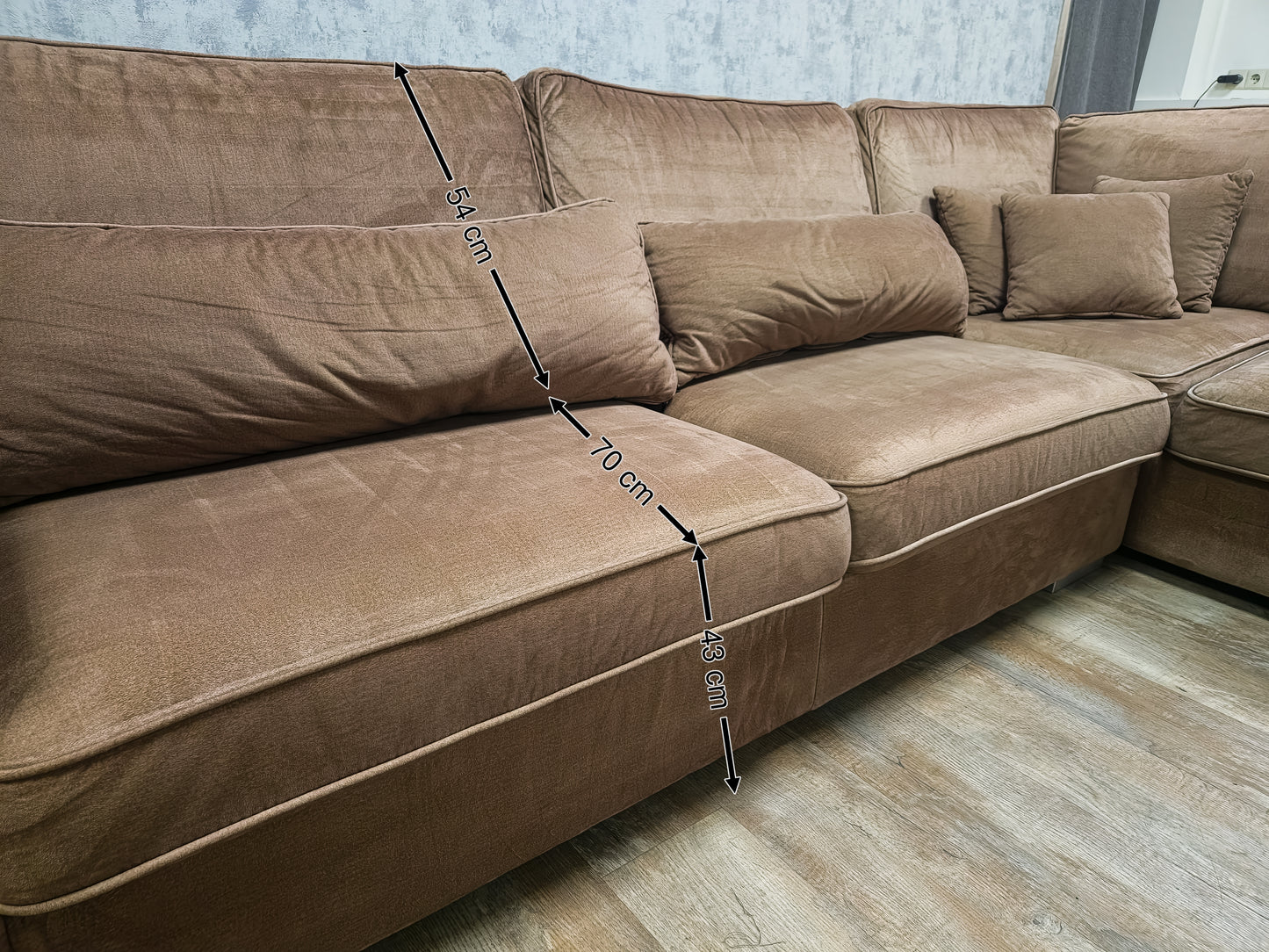 Mooi Groot Taupe Velvet Hoekbank - BanxteL - 2dehandse Bankstellen
