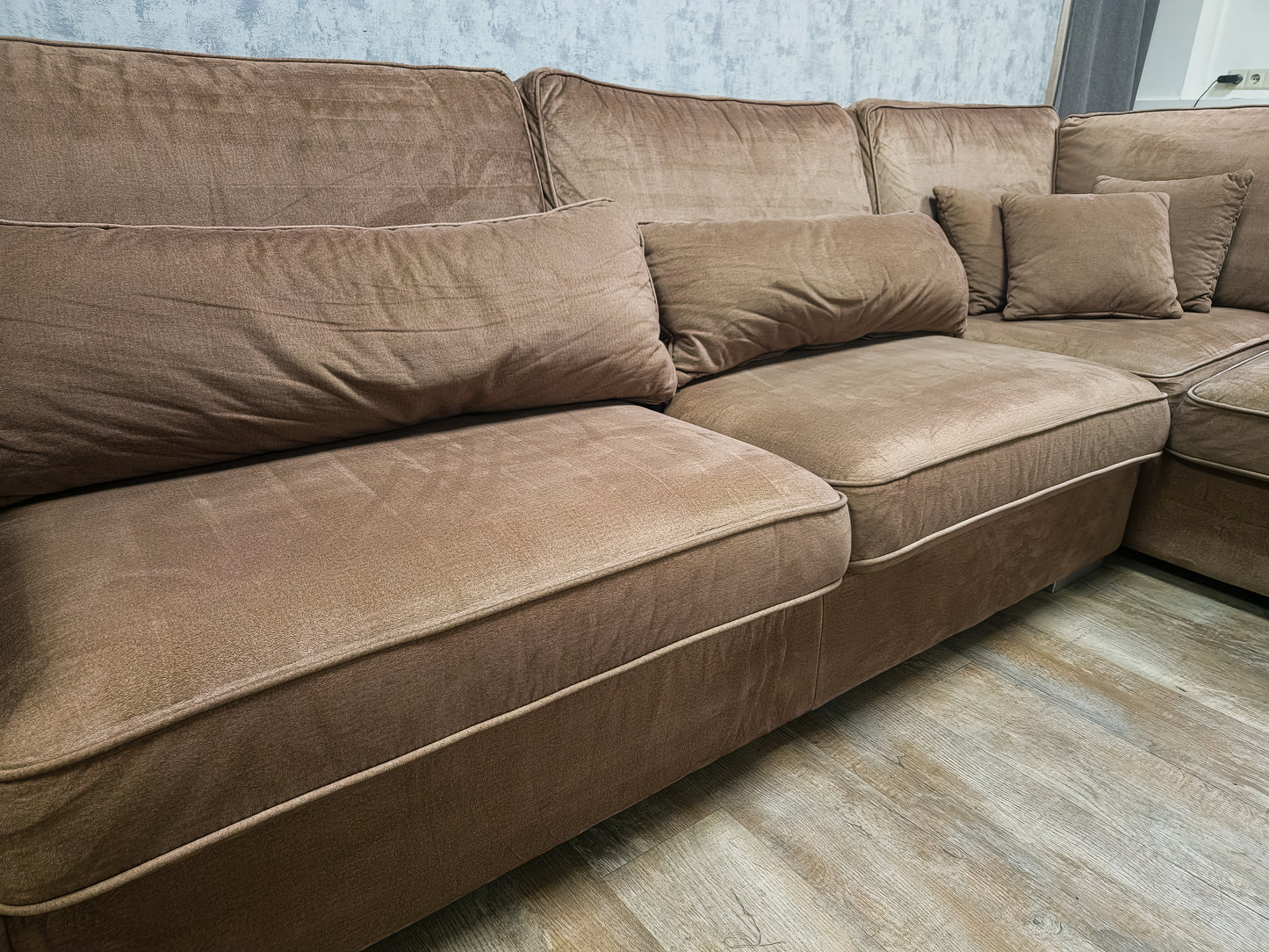 Mooi Groot Taupe Velvet Hoekbank - BanxteL - 2dehandse Bankstellen
