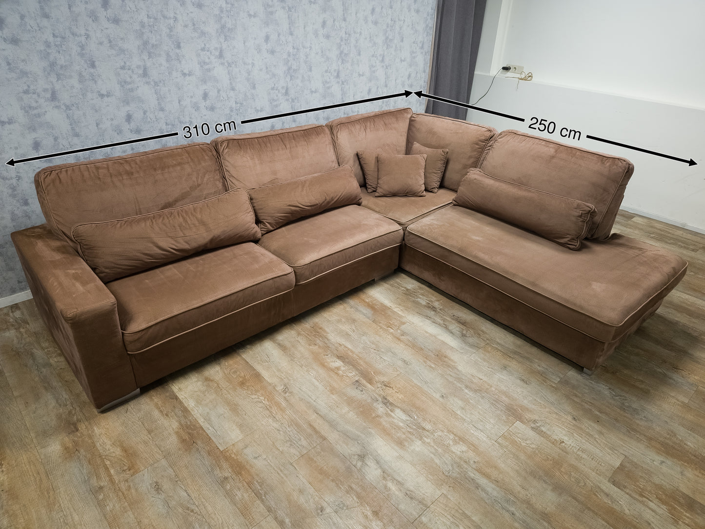 Mooi Groot Taupe Velvet Hoekbank - BanxteL - 2dehandse Bankstellen