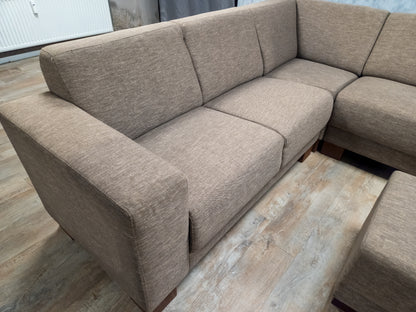ZEER MOOI TAUPE HOEKBANK met POEF