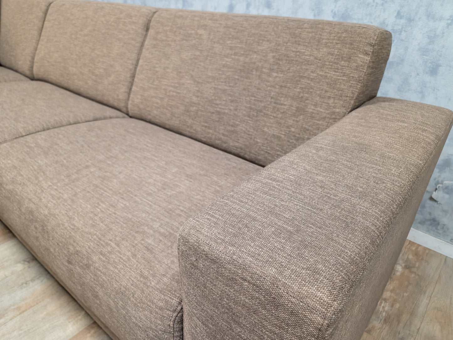 ZEER MOOI TAUPE HOEKBANK met POEF