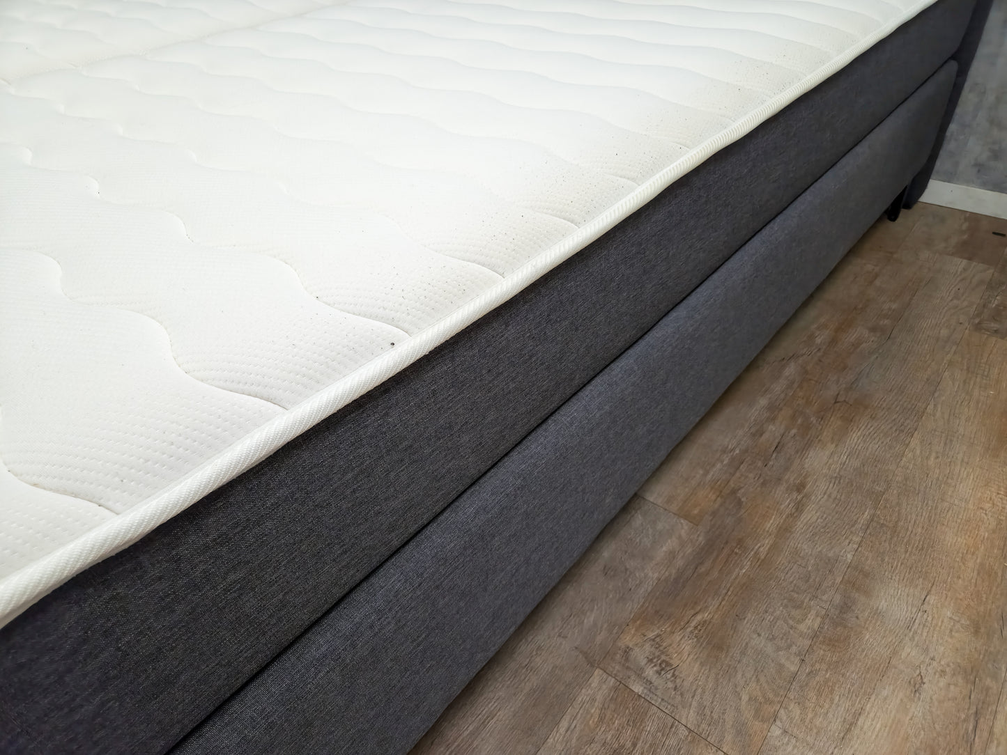 Zeer Mooi Antraciet Boxpring Bed van SWISS SENSE | 180X200