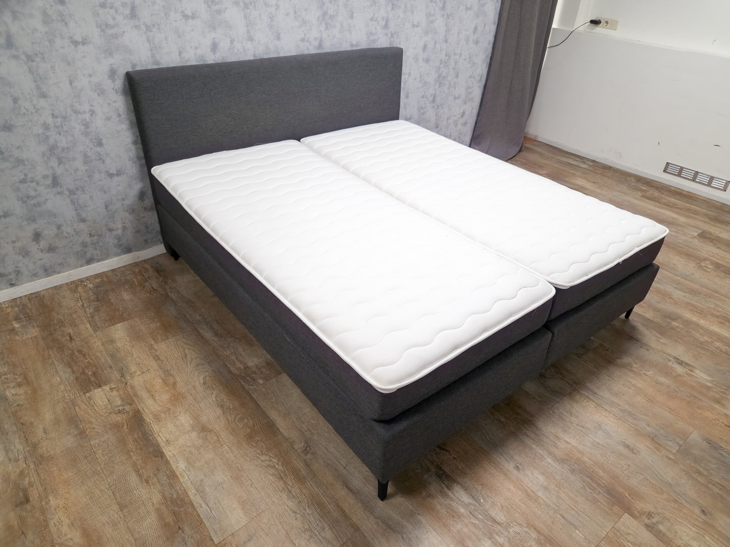 Zeer Mooi Antraciet Boxpring Bed van SWISS SENSE | 180X200