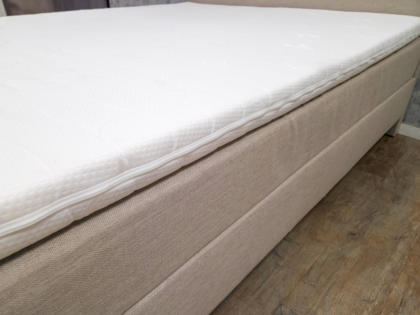Zeer Mooi BEIGE Boxpring Bed met Topper | 160X200