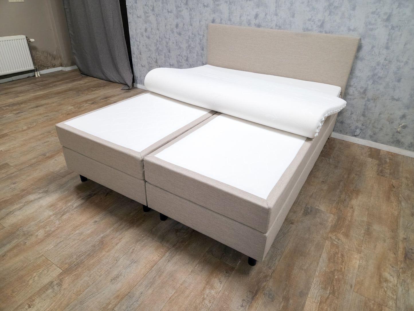 Zeer Mooi BEIGE Boxpring Bed met Topper | 160X200