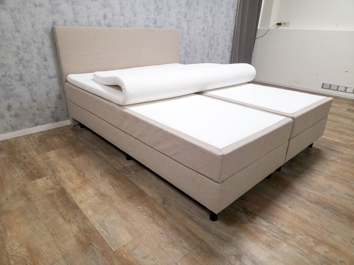 Zeer Mooi BEIGE Boxpring Bed met Topper | 160X200