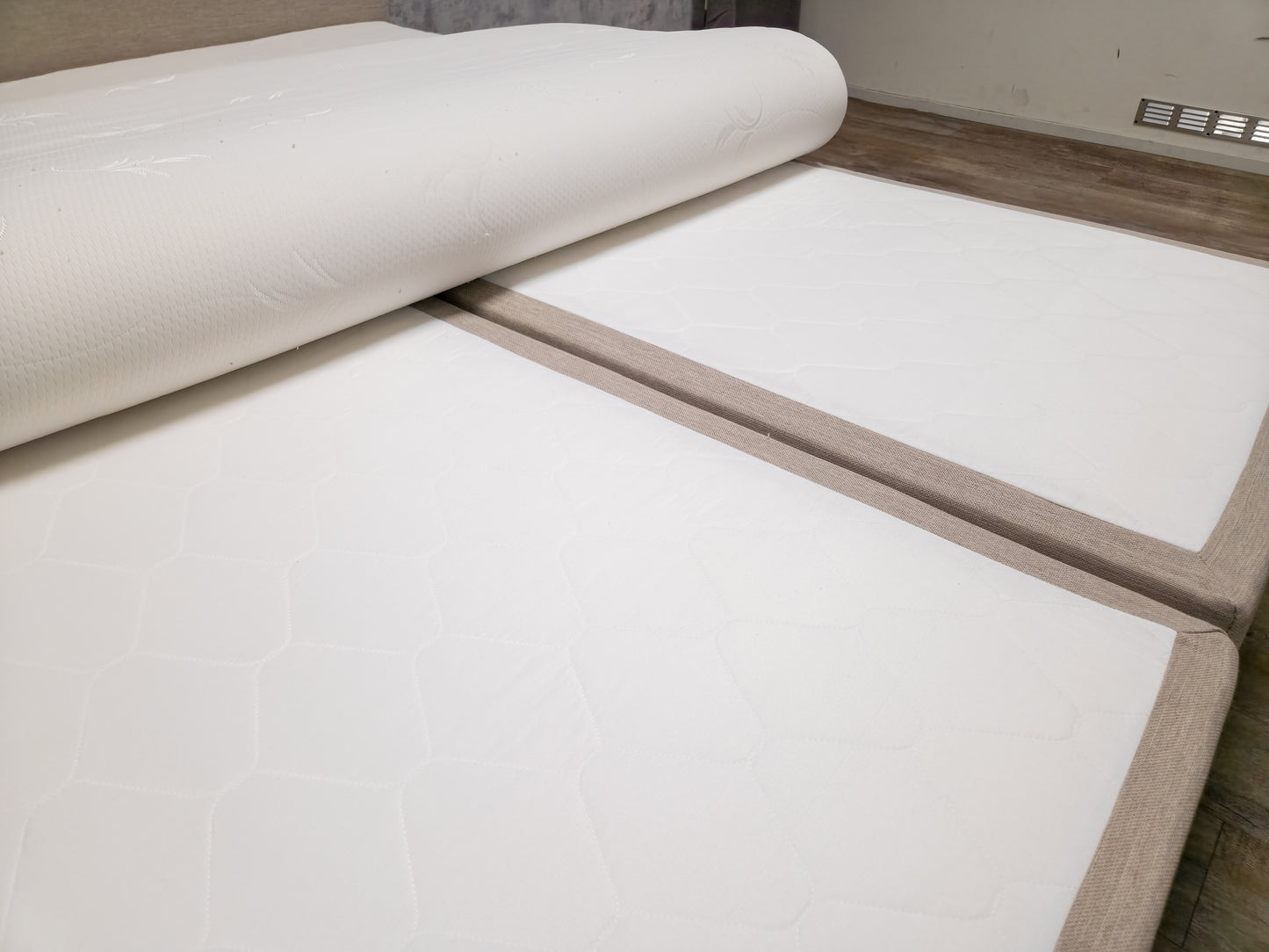 Zeer Mooi BEIGE Boxpring Bed met Topper | 160X200