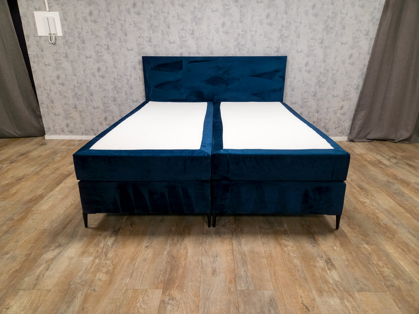 Zeer Mooi Blauwe Velvet Boxpring Bed | 180X200