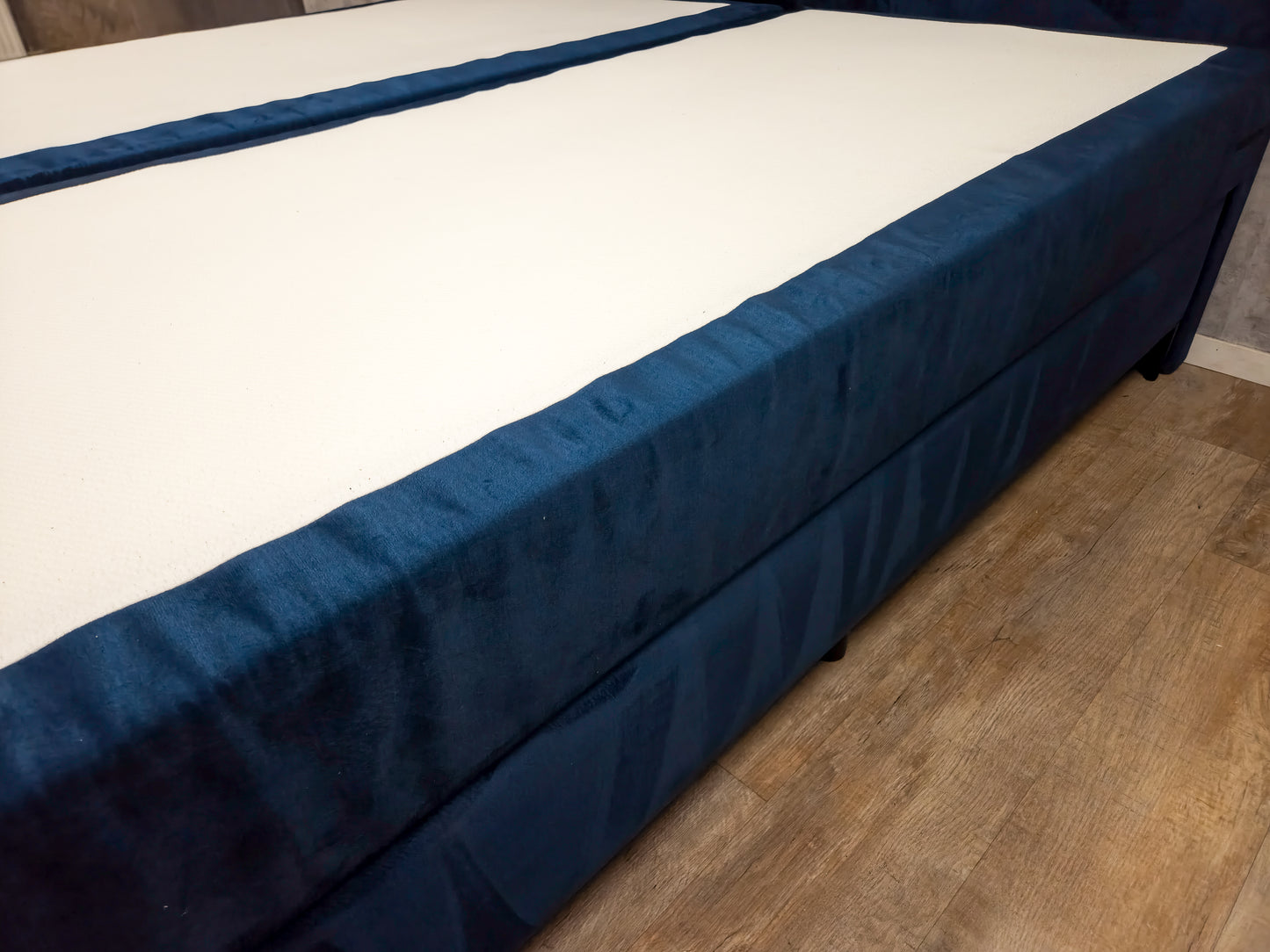 Zeer Mooi Blauwe Velvet Boxpring Bed | 180X200