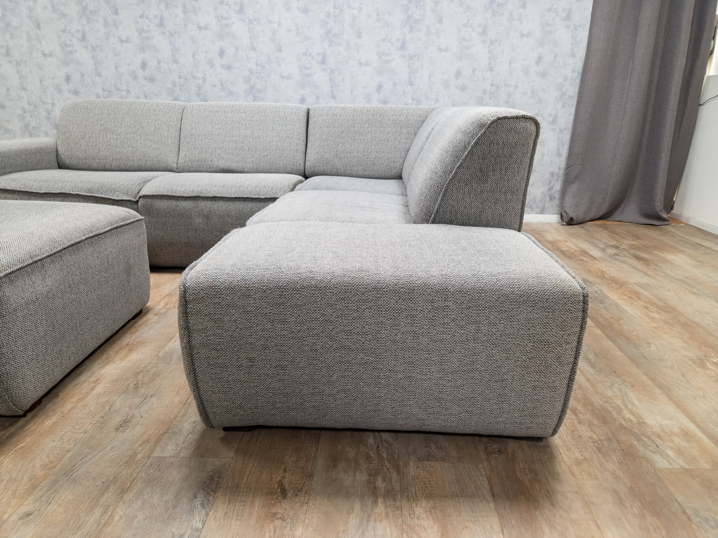 Mooi Grijs Hoekbank met Hocker