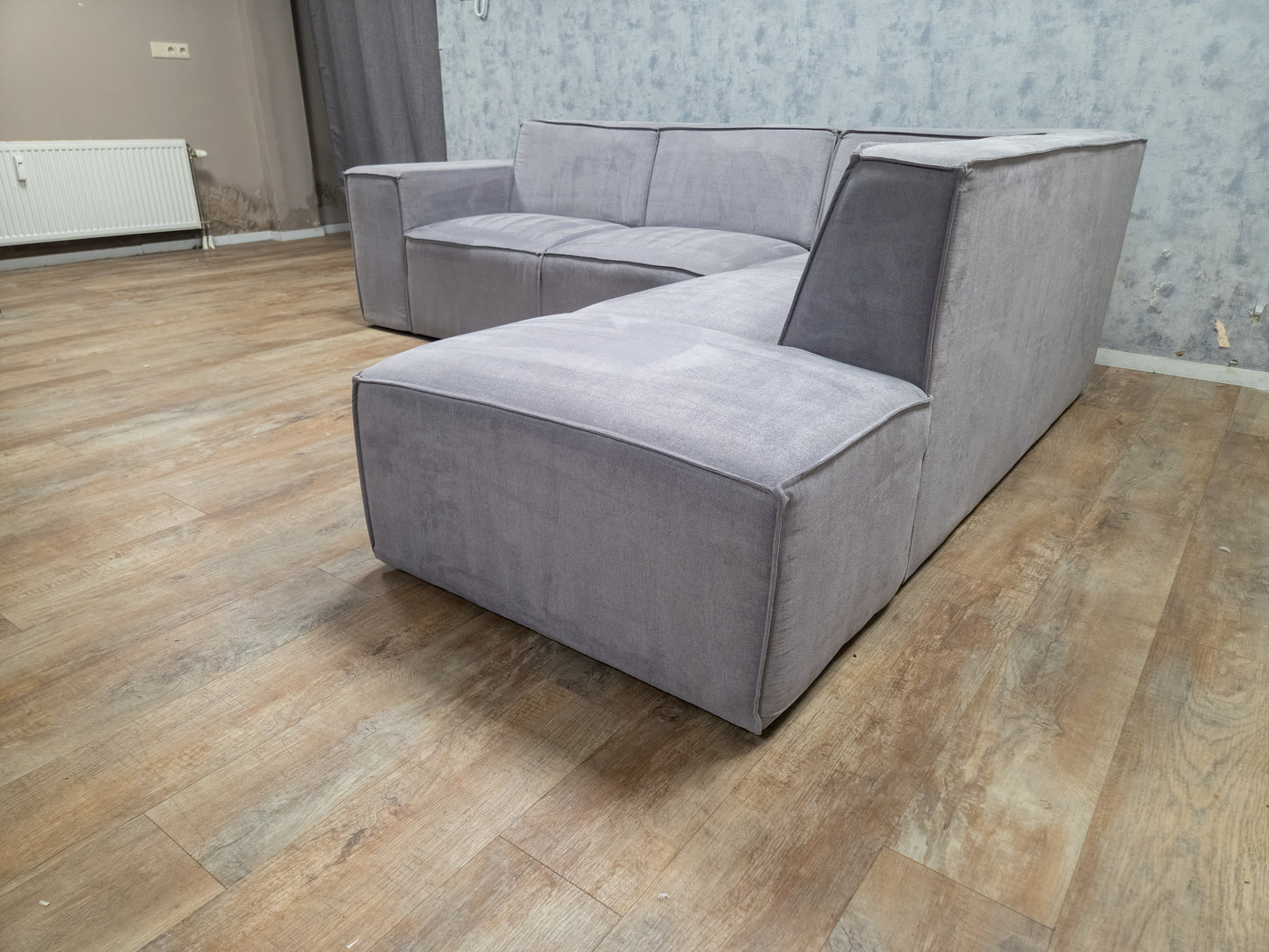 Grijze Rechterhoek Bank – 2e Hands Moderne Hoekbank voor Woonkamer