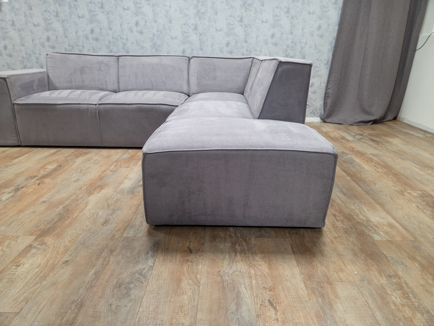 Grijze Rechterhoek Bank – 2e Hands Moderne Hoekbank voor Woonkamer