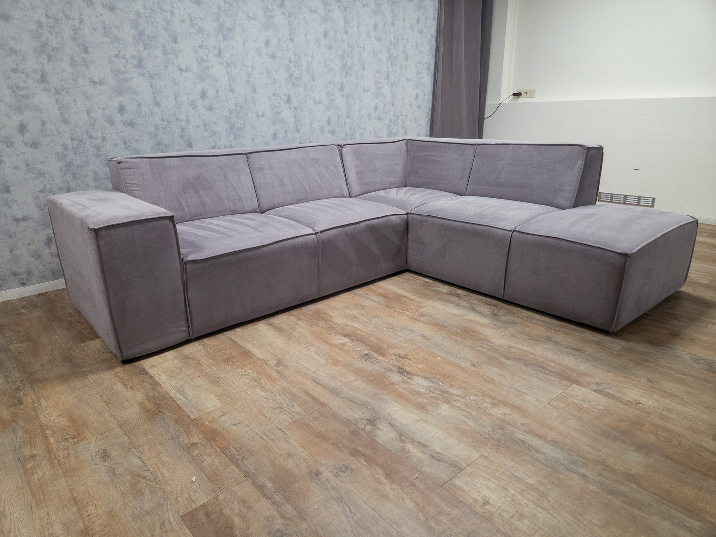 Grijze Rechterhoek Bank – 2e Hands Moderne Hoekbank voor Woonkamer