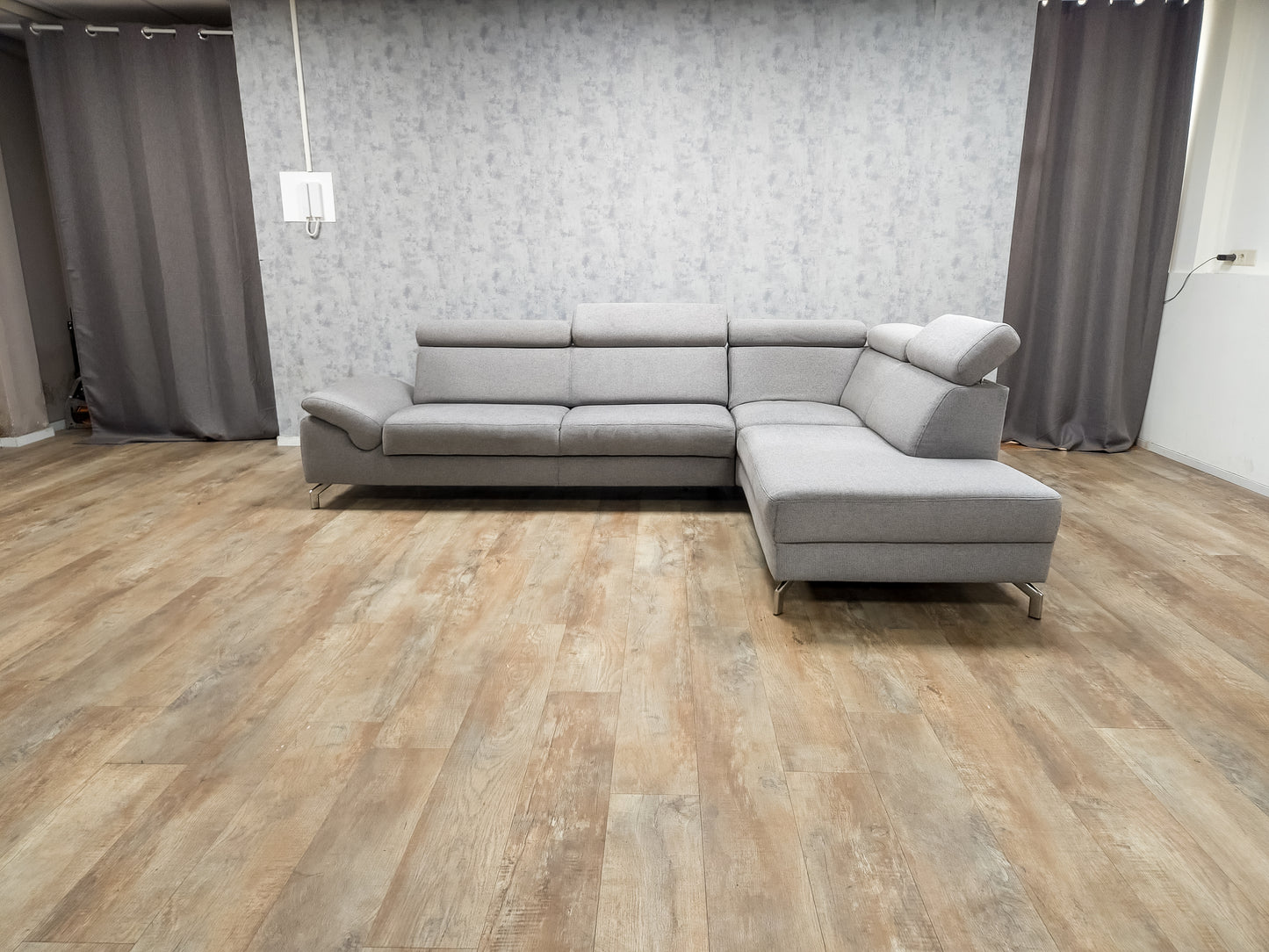 MONTEL Grijze Hoekbank met Verstelbare Hoofdsteunen