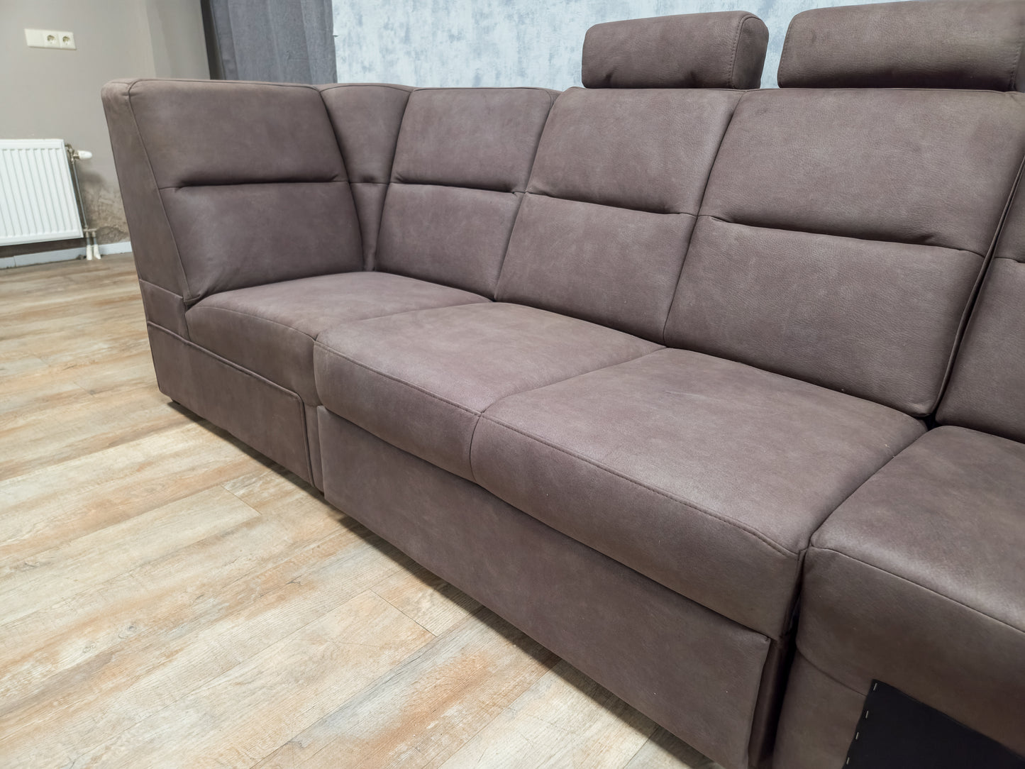 (Nieuwe) Mooie Bruine Rechte Bank - met Opberglade en Hoofdsteunen