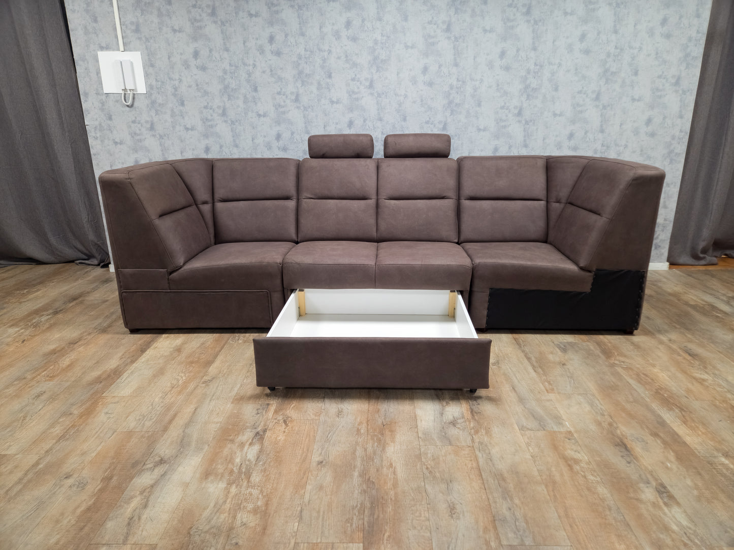 (Nieuwe) Mooie Bruine Rechte Bank - met Opberglade en Hoofdsteunen