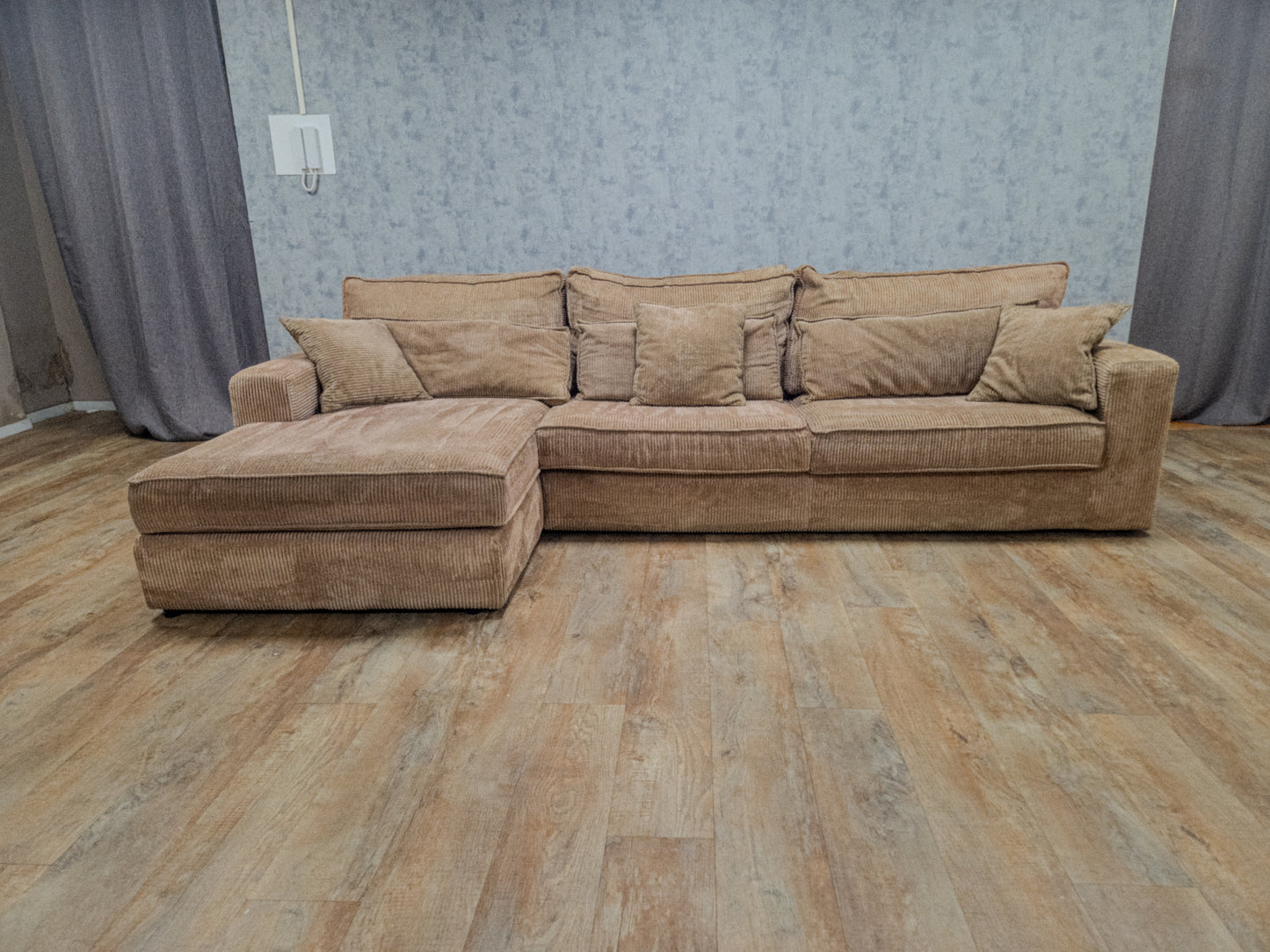 Mooi Taupe Kleur Ribstof Hoekbank