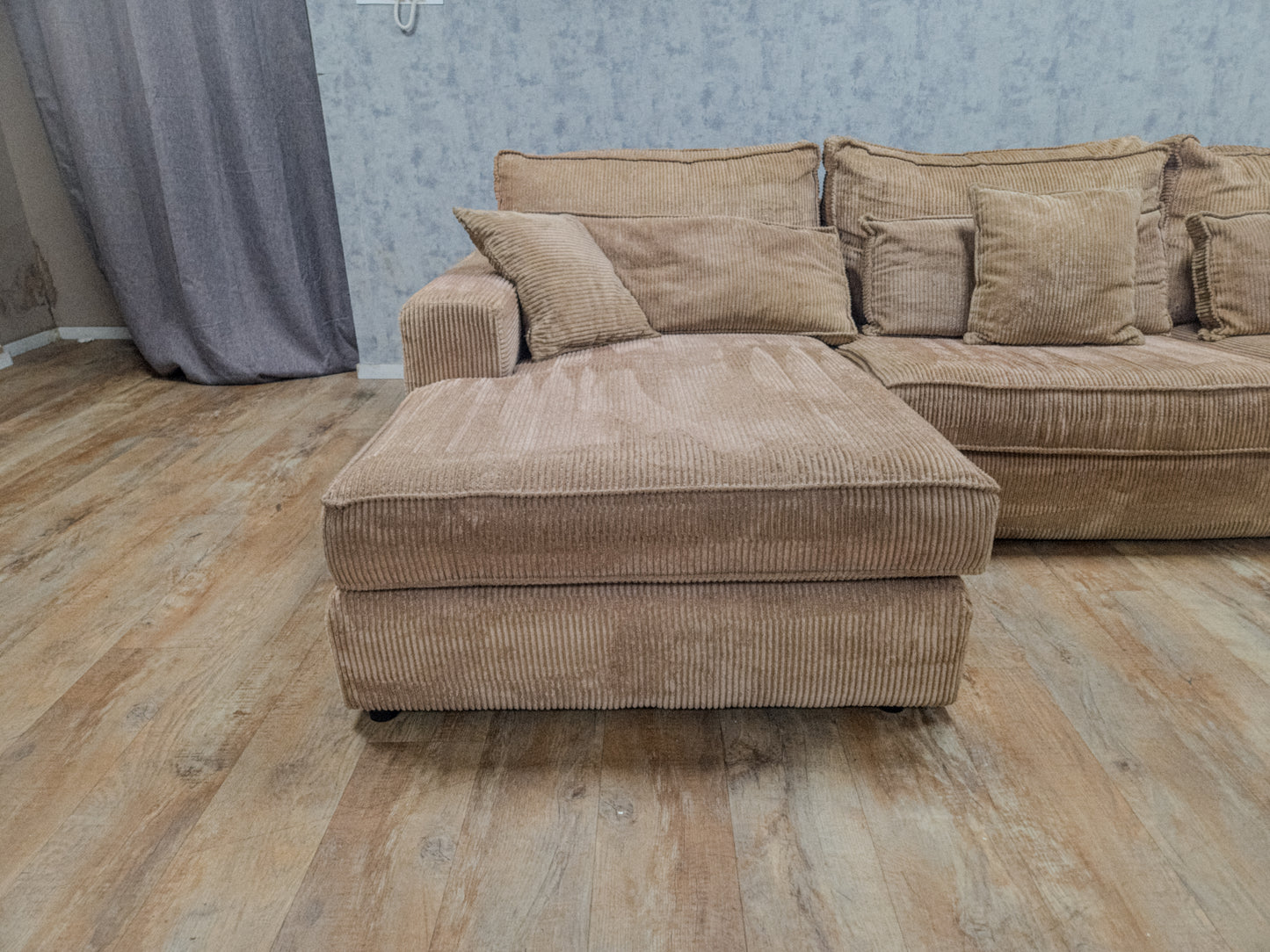 Mooi Taupe Kleur Ribstof Hoekbank