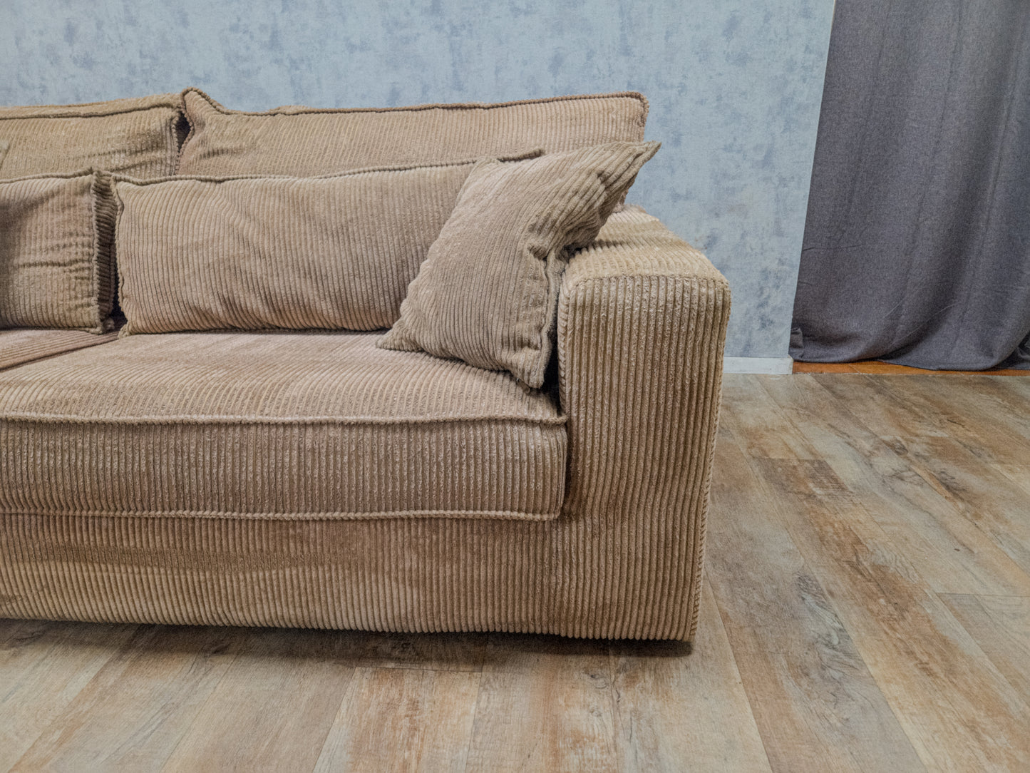 Mooi Taupe Kleur Ribstof Hoekbank