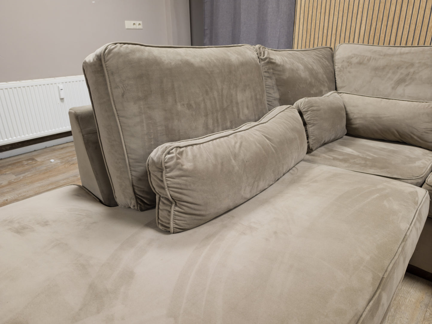 PRACHTIGE LUXE TAUPE SUEDE Hoekbank - NIEUWESTAAT !!!!