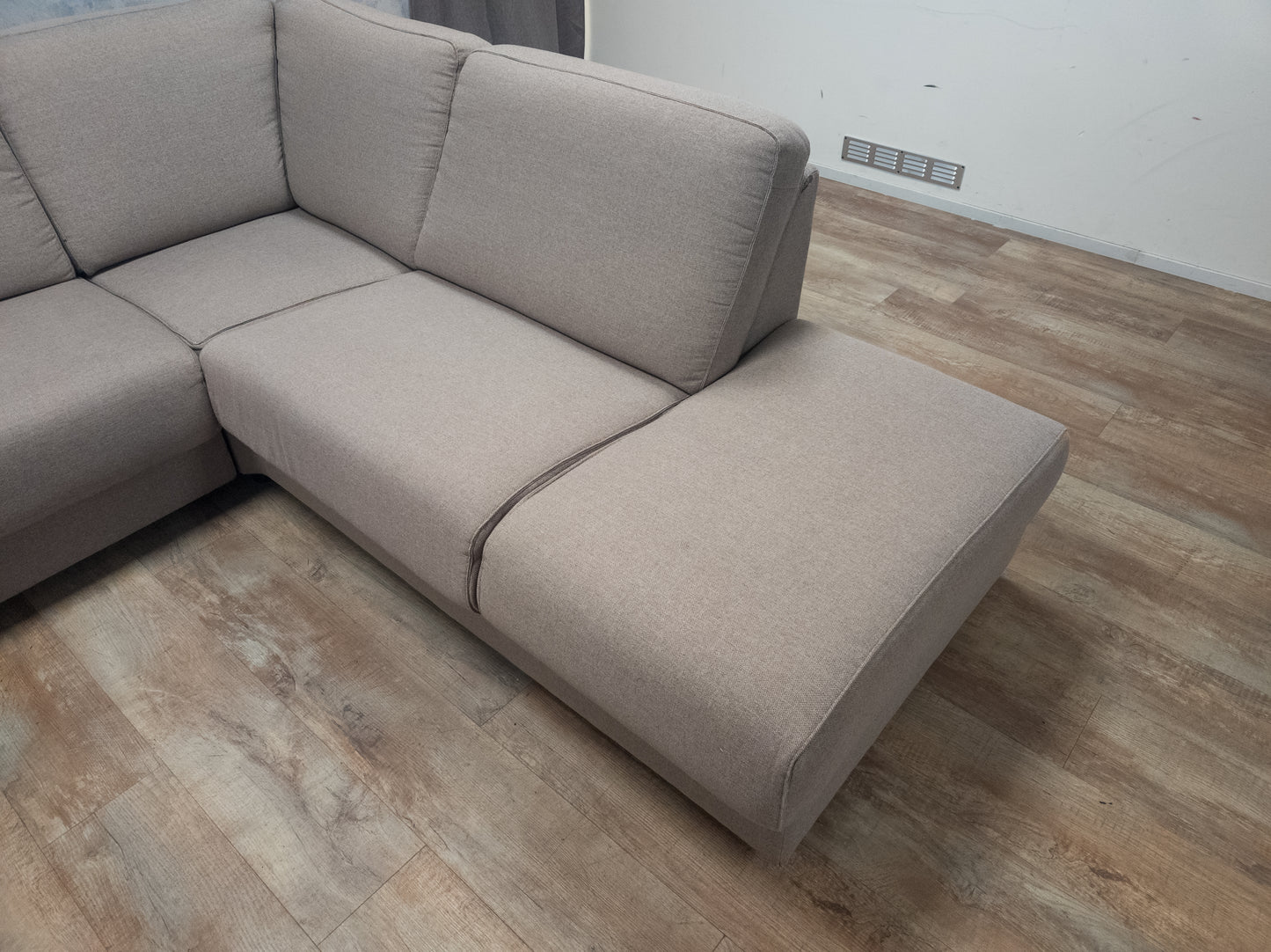 Zeer Mooi Licht Taupe Hoekbank van H&H